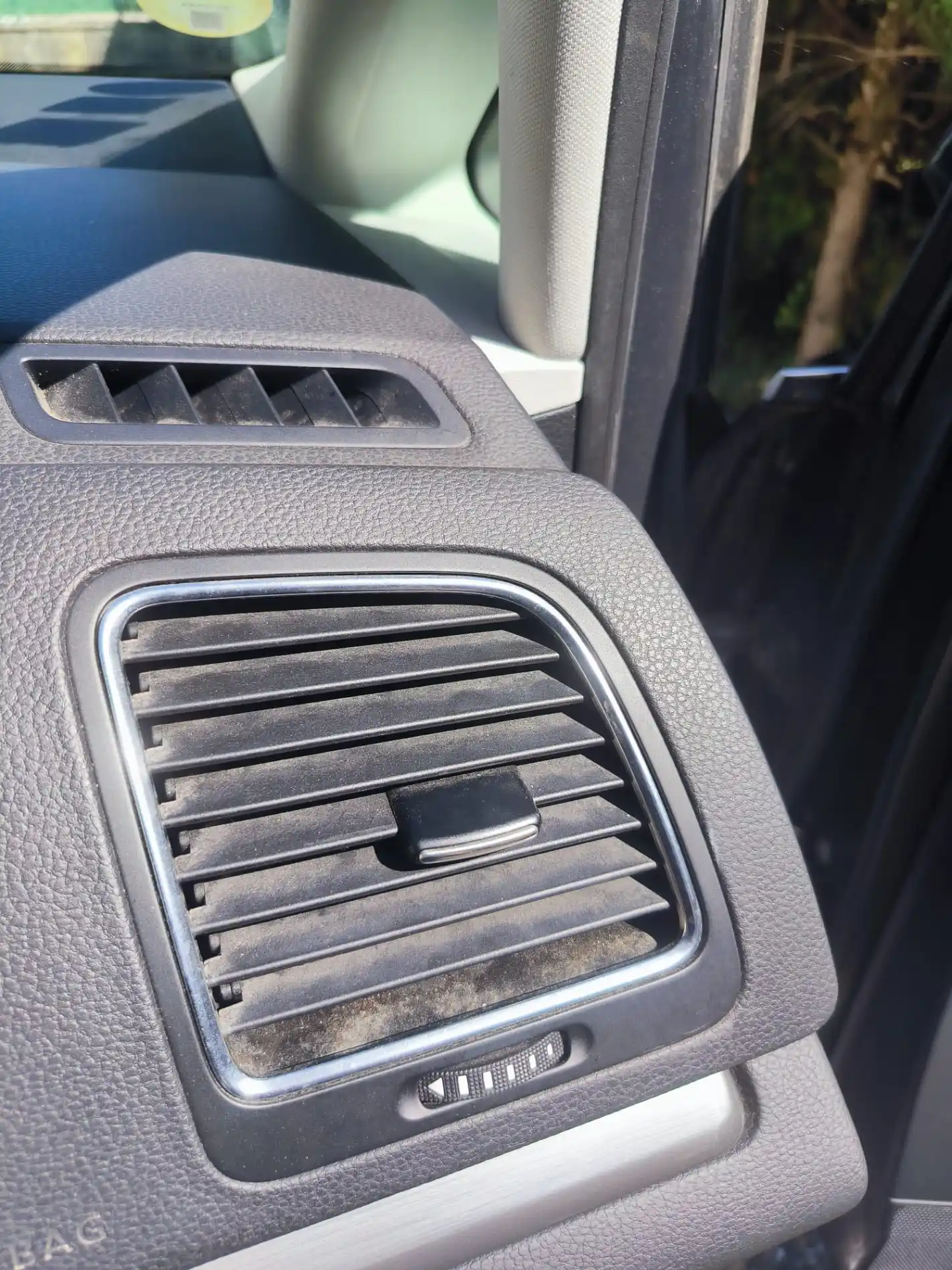 Grille d'aération encrassée avant intervention à Lyon